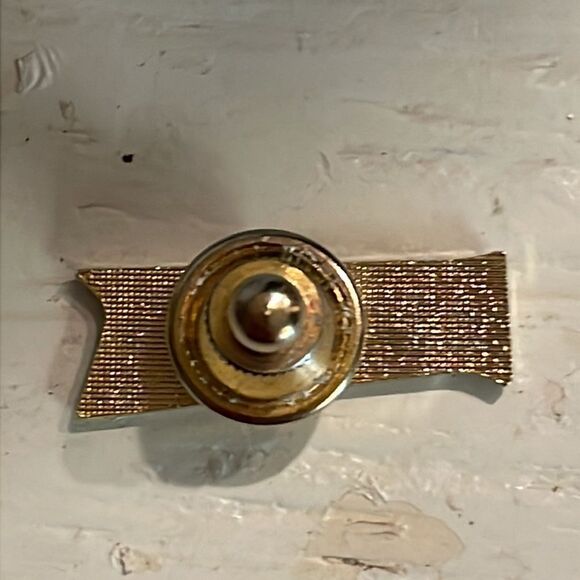 Vintage-1950s-Service Master gold tone & green enamel tie tack/lapel service pin - Picture 7 of 10